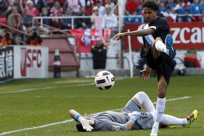 Welington lanza el balón fuera ante los gestos de dolor de Asenjo tras su lesión.