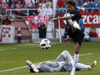 Welington lanza el balón fuera ante los gestos de dolor de Asenjo tras su lesión.