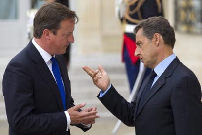 David Cameron (izquierda) conversa con Nicolás Sarkozy, el pasado septiembre en París.