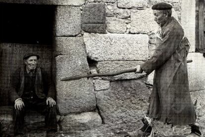 Un vecino de Piornedo explica la técnica de la caza de jabalí con chuzo, calzado con las galochas con marañois (raquetas de nieve), en 1968.