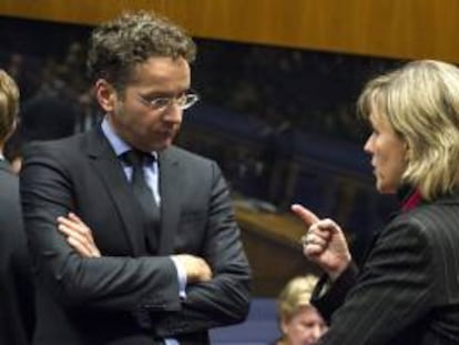 El ministro de Finanzas holandés y presidente del Eurogrupo, Jeroen Dijsselbloem, conversa con la ministra de Finanzas lusa, Maria Luís Albuquerque, durante la reunión del Eurogrupo celebrada en Luxemburgo, el 14 de octubre del 2013.