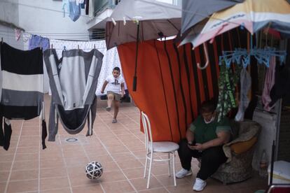 Andrei juega al fútbol en el patio interior de su casa.