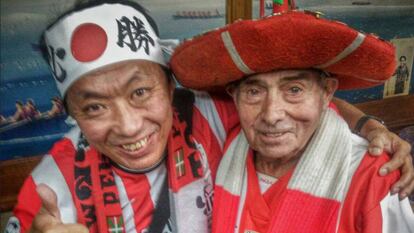 Masami Murakami junto a un aficionado del Athletic Club.