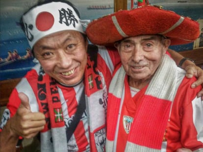 Masami Murakami junto a un aficionado del Athletic Club.