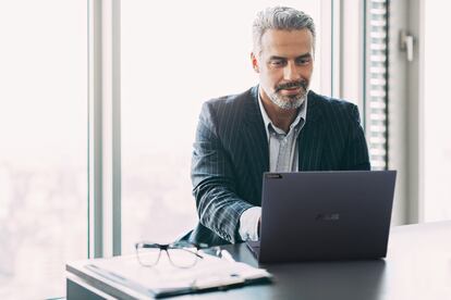 Hombre de negocios delante de un ordenador ASUS.