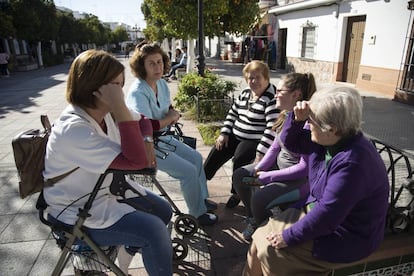 Un grupo de mujeres conversa en una plaza del municipio gaditano de Puerto Serrano, la pasada semana.