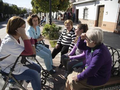 Un grupo de mujeres conversa en una plaza del municipio gaditano de Puerto Serrano, la pasada semana.