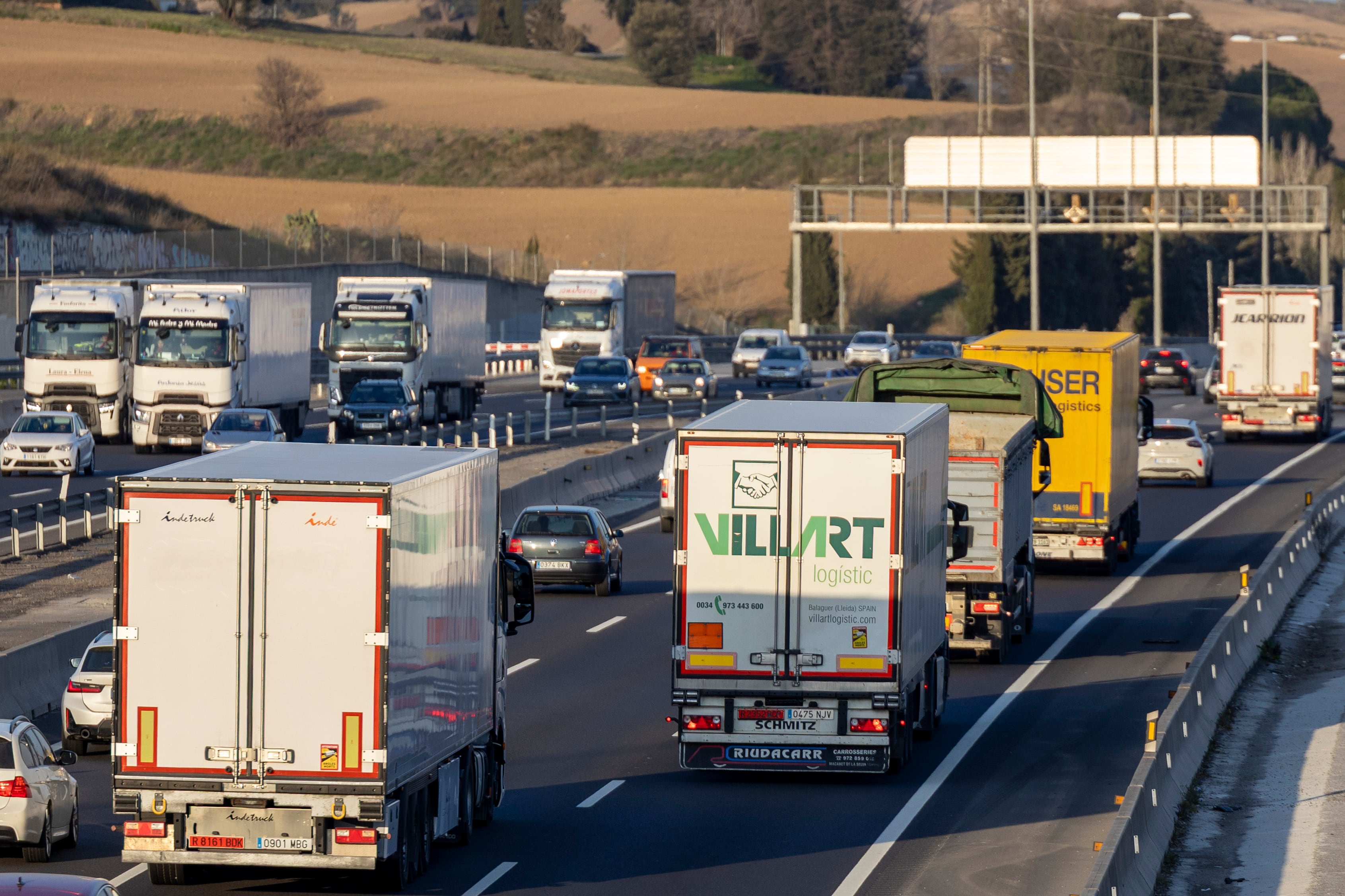 La autopista AP7 en el antiguo peaje de La Roca, que soporta un gran cantidad de tráfico pesado.