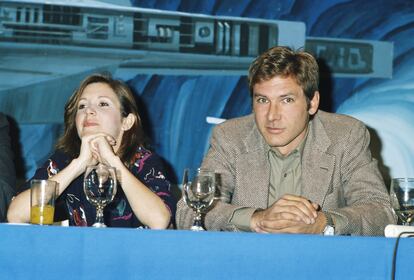 Carrie Fisher y Harrison Ford durante una rueda de prensa en la década de los ochenta.