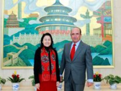 El presidente del Banco Santander, Emilio Bot&iacute;n, junto a la presidenta de Bank of Beijing, Yan Xiaoyan.