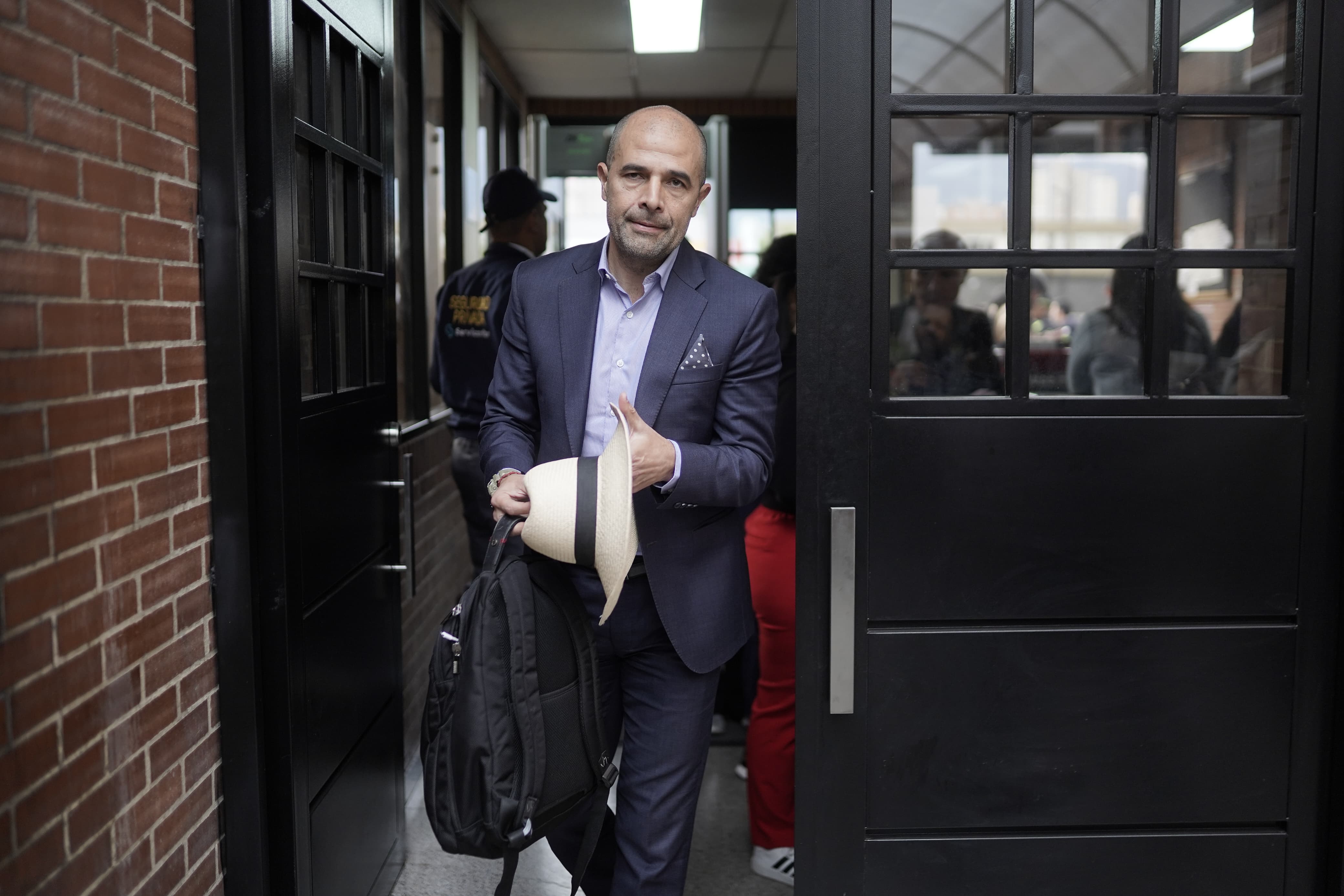 Andrés Guerra, precandidato presidencial y senador del Centro Democrático, asiste a los juzgados de Paloquemao en apoyo al expresidente Uribe, en Bogotá, el 28 de julio de 2025.