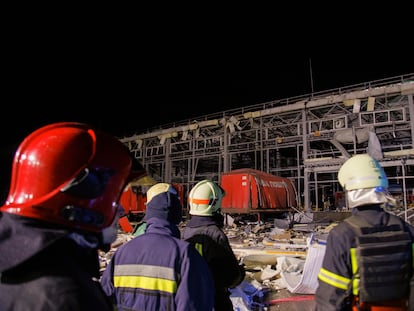 Kharkiv (Ukraine), 21/10/2023.- Ukrianian rescuers work are seen at the site of a strike on a postal terminal in the Korotych settlement near Kharkiv, northeastern Ukraine, 22 October 2023, amid the Russian invasion. At least 6 people were killed and 16 others injured after a Russian missile hit the Nova Poshta postal terminal in Kharkiv's area, according to a National Police report. Russian troops entered Ukrainian territory in February 2022, starting a conflict that has provoked destruction and a humanitarian crisis. (Rusia, Ucrania) EFE/EPA/YAKIV LIASHENKO

