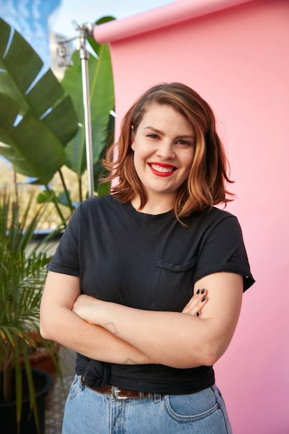 Caity Knox, diseñadora de 'ready to wear', en la terraza del atelier de Los Ángeles en el que trabaja.