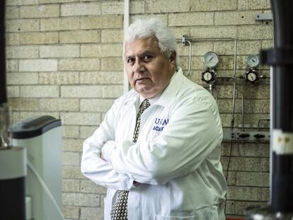 Rafael Navarro, en su laboratorio de la UNAM. 