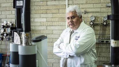 Rafael Navarro, en su laboratorio de la UNAM. 