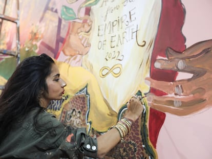La joven artista india y activista de Global Young Greens, Shilo Shivanvandan, pinta un mural en las paredes del Pabellón de la Juventud durante la Conferencia de las Naciones Unidas sobre el Cambio Climático, la COP27.