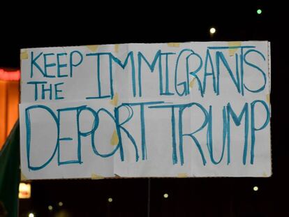 Cartell contra Trump en una manifestació a Las Vegas, dissabte.