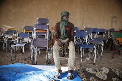Nassirou, nigeriano de 19 años, posa en Agadez. Desde que mil inmigrantes se ahogaran en el Mediterráneo en el mes de abril, se ha agudizado la atención internacional en el fenómeno migratorio y en la inseguridad que sufren las personas que inician el camino hacia Europa.