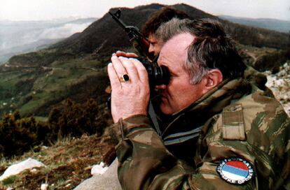 El general Ratko Mladic durante un enfrentamiento contra las fuerzas musulmanas cerca del pueblo de Gorazde (Bosnia) en abril de 1994. El TPIY ha sentenciado que Mladic intentó "destruir la población musulmana" de Srebrenica.