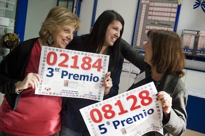 A la izquierda, Maite Gorina, dependienta de la administración de lotería número 2 de Cerdanyola, celebrando la venta del tercer premio.