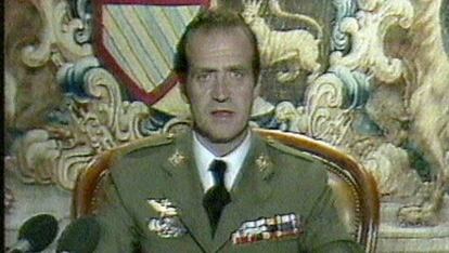 El rey Juan Carlos I, durante su discurso televisado de la noche del golpe de Estado del 23-F.