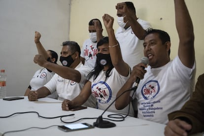 Al centro, Alejandra Morales Reynoso, líder de la Unión Nacional de Trabajadores Automotrices (SINTTIA), durante una conferencia de prensa en Silao, Guanajuato, sitio de la fábrica de GM en México.