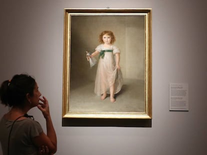 Una visitante observa el &#039;Retrato de Manuela Isidra T&eacute;llez-Gir&oacute;n, futura duquesa de Abrantes&#039; (1797), de Agust&iacute;n Esteve.