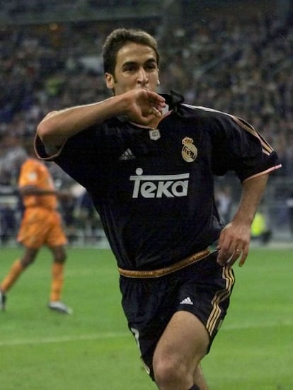 Raúl celebra el tercer tanto de la final de la Copa de Europa de 2000, en la que el Real Madrid venció al Valencia (3-0) para sumar su octavo título europeo.