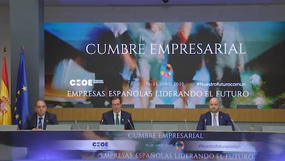 El presidente de ATA y vicepresidente de la CEOE, Lorenzo Amor; el presidente de la CEOE, Antonio Garamendi, y el presidente de CEAJE Fermín Albaladejo, durante la cumbre empresarial de la patronal de los empresarios, este viernes.