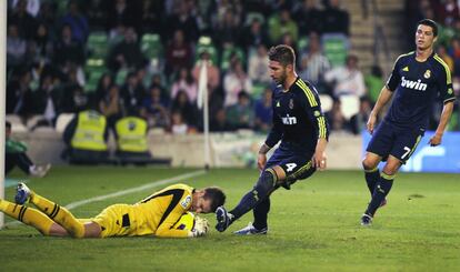 Sergio Ramos en posición de delantero observa como Adrián detiene el balón.