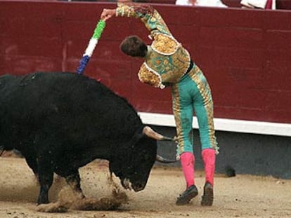 Manuel Escribano pone las banderillas, ayer, en Las Ventas.