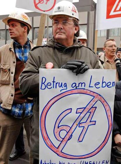 Protesta de trabajadores en Duisburgo contra el retraso de la jubilación.