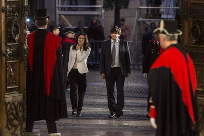 Marcela Topor acompanya Carles Puigdemont al Palau.