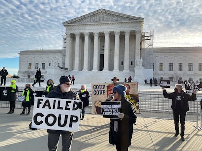 Protesters against Donald Trump, this Thursday, before the United States Supreme Court, in Washington.