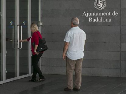Dos ciudadanos entran en el Ayuntamiento de Badalona este jueves.