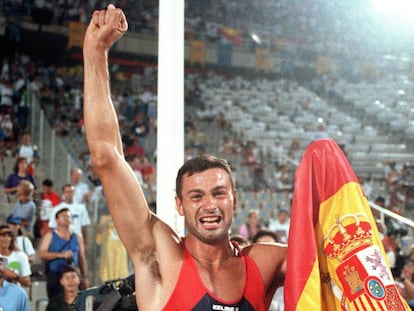 Antonio Pe&ntilde;alver, tras ganar la plata en la prueba de decatl&oacute;n masculino en los Juegos de Barcelona 1992.