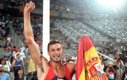 Antonio Pe&ntilde;alver, tras ganar la plata en la prueba de decatl&oacute;n masculino en los Juegos de Barcelona 1992.