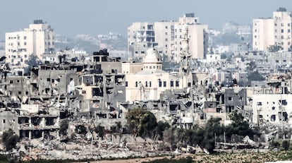 Edificios destruidos en Gaza vistos desde la ciudad israelí de Sderot. 