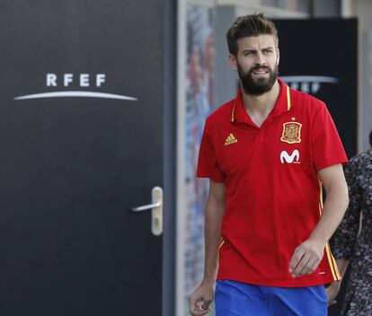 Gerard Piqué arribant a la roda de premsa.