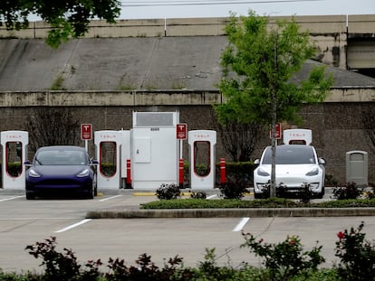 Tesla electric vehicles (EVs) fast-charge using Tesla Superchargers at a Buc-ee’s travel center and gas station in Baytown, Texas, March 18, 2023.