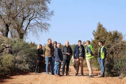 El presidente de la Generalitat Valenciana, Carlos Mazón (con cazadora), junto alcalde de Utiel, Ricardo Gabaldón (a su derecha) y el consejero de Agricultura, Miguel Barrachina, este viernes en una camino rural de Utiel.