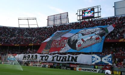 Mosaico en el Sánchez Pizjuán en el que se lee "Road to Turin".