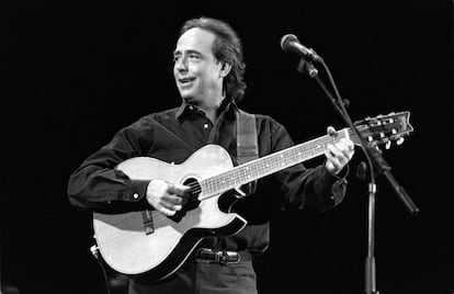 Joan Manuel Serrat, en un recital en el Palau Sant Jordi, de Barcelona, en 1996.