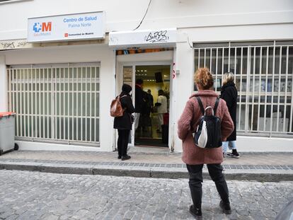 Varias personas en la puerta del centro de salud Palma Norte para realizarse un test de covid, el 21 de diciembre de 2021, en Madrid.