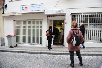 Varias personas en la puerta del centro de salud Palma Norte para realizarse un test de covid, el 21 de diciembre de 2021, en Madrid.