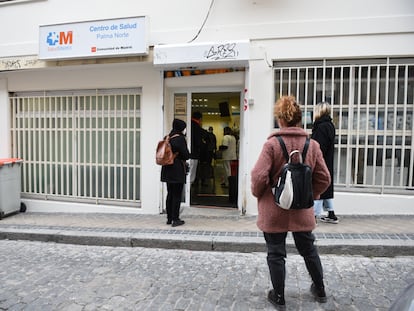 Varias personas en la puerta del centro de salud Palma Norte para realizarse un test de covid, el 21 de diciembre de 2021, en Madrid.