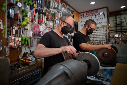 José y Alejandro Suárez trabajando en Cuchillería J. Ruiz, en Granada.