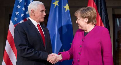 El vicepresidente de EE UU, Mike Pence, y la canciller alemana, Angela Merkel, en la conferencia de Múnich el 16 de febrero.