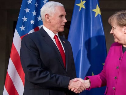 El vicepresidente de EE UU, Mike Pence, y la canciller alemana, Angela Merkel, en la conferencia de Múnich el 16 de febrero. 