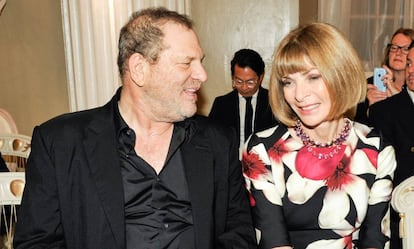 Harvey Weinstein y la editora de 'Vogue' Anna Wintour, en un desfile de Marchesa en septiembre de 2014 en Londres.